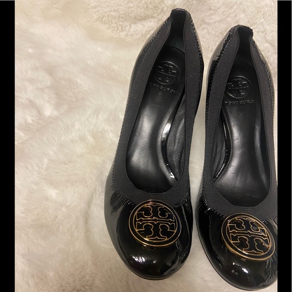 Tory Burch Caroline patent leather 3” heels with gold emblem size 9 - Picture 4 of 13